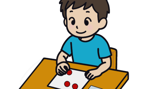 『シール貼り』（男の子）のフリーイラスト